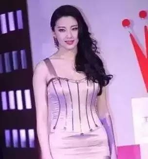 国民女儿关晓彤秀马甲线，张雨绮健身后变身